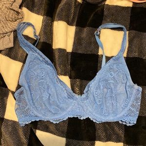 32D bra, lace.